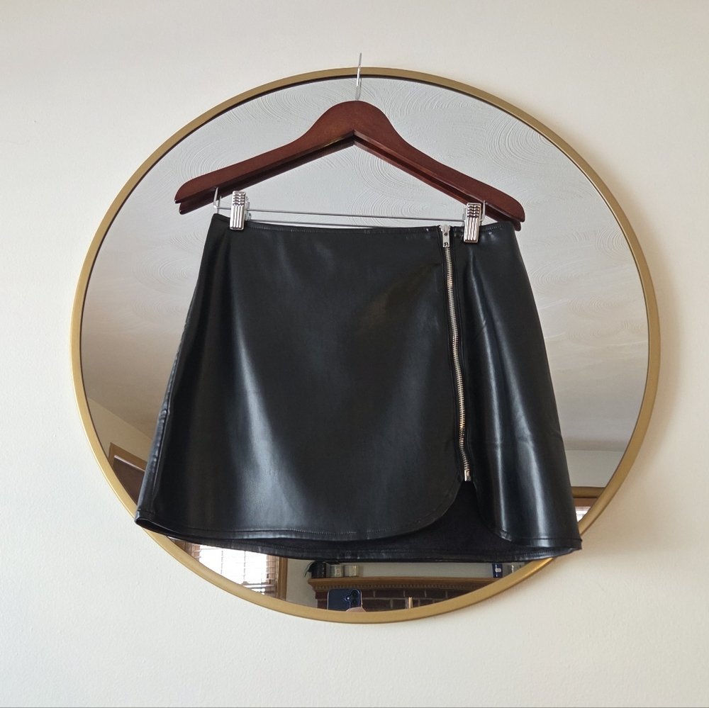 NWT Lulus Black Faux Leather Mini Skirt Medium Vegan Side Zip Date Night Grunge